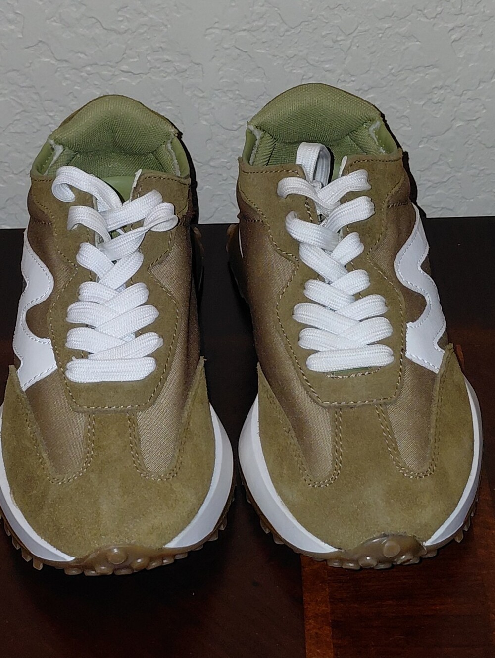 Steve Madden Women's Sz 7.5M Campo Olive White Logo Sneakers Comfort NWT - Picture 2 of 13